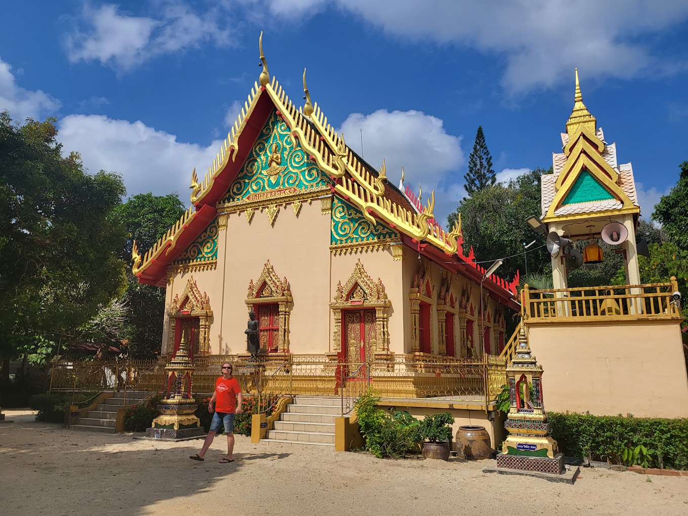 Wat Phu Khao Thong
